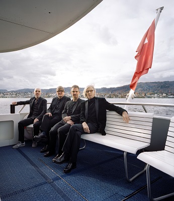 Die Bandmitglieder von Element of Crime sitzen auf einem Boot