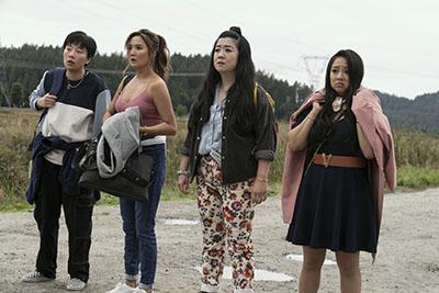 Sabrina Wu als Deadeye, Ashley Park als Audrey, Sherry Cola als Lolo und Stephanie Hsu als Kat verloren auf der Straße.