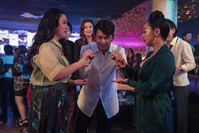 Sherry Cola als Lolio, Ronny Chian als Chao und Stephanie Hsu als Kat spielen ein Slapping Game in der Bar.