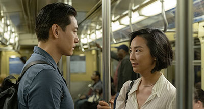 Teo Yoo als Hae Sung und Greta Lee als Nora in der New Yorker U-Bahn.