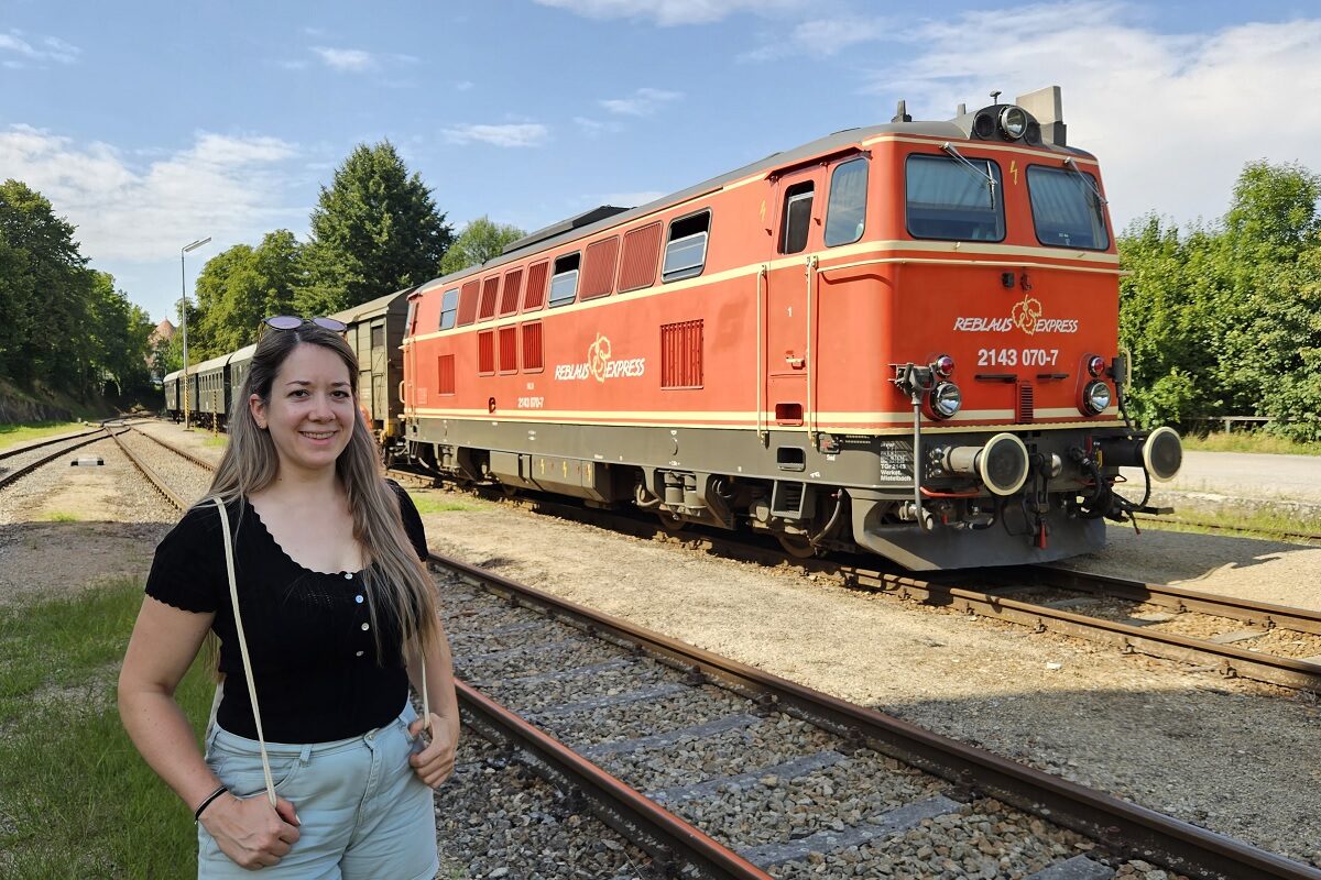 Reblaus Express: So urig ist die Fahrt im rollenden Heurigen