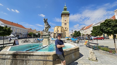 Helden der Freizeit Redakteur Christoph König vor dem Brunnen und der Kirche am Retzer Hauptplatz