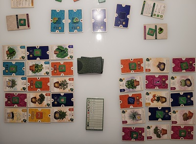 Tisch mit Spielkarten und Wertungsblock
