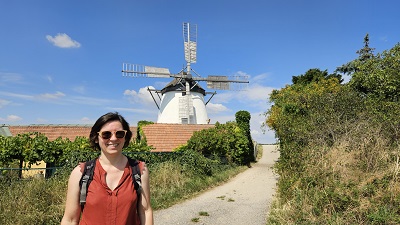 Frau mit Sonnenbrille vor der Windmühle in Retz