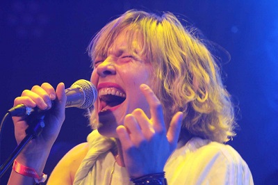 Anna Mabo Portrait beim Singen auf der Bühne