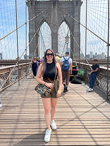 Miriam auf der Brookly Bridge