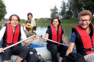Das Team der Helden der Freizeit paddelt unter Leitung einer Rangerin am Schlauchboot in einen Donau-Altarm bei Orth