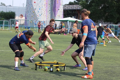 Roundnet Spiel am Kunstrasen Fußballplatz in Wien Stadlau