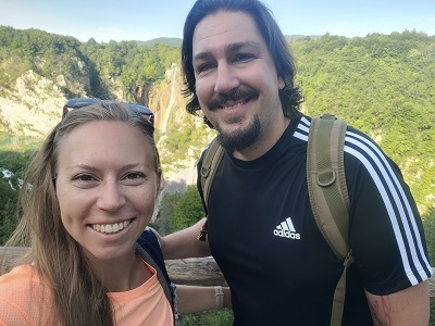 Selfie eines lächenlden Pärchens vor dem Großen Wasserfall bei den Plitvicer Seen