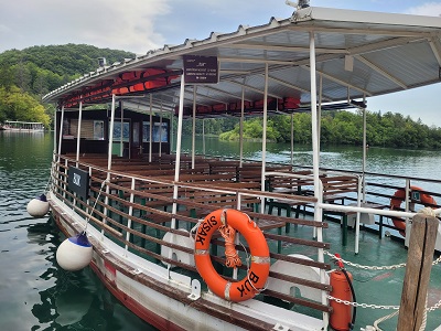 Boot am See im Plitvicer Nationalpark