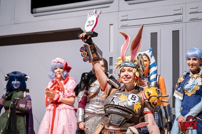 Siegerin des Cosplay Awards freut sich über Pokal bei der Vienna Comic Con