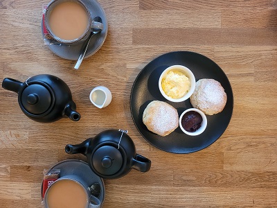 Zwei Portionen Cornish Cream Tea als Stärkung am Beginn der Cornwall Rundreise