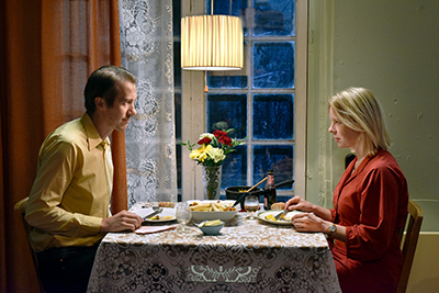 Alma Pöysti als Ansa und Jussi Vatanen als Holappa beim gemeinsamen Abendessen in Ansas Wohnung.