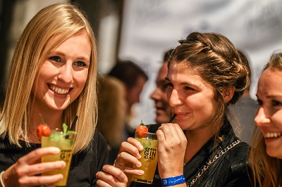 Damen beim Ginmarkt mit Gin Tonic in der Ottakringer Brauerei