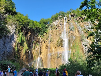 Menschen vor dem Großen Wasserfall im Plitvicer Seen Nationalpark