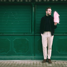 Josh. beim Shooting für sein neues Album Reperatur vor einem zugesperrten Marktstand in Wien mit Zuckerwatte