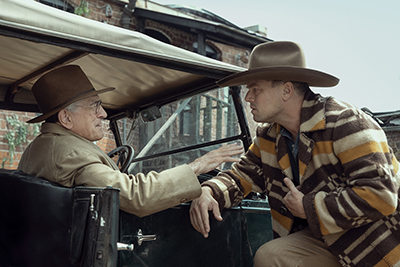 Robert de Niro als William Hale und Leonardo DiCaprio als Ernest Burkhart bei der Lage-Besprechung für ihren Masterplan.