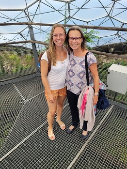Zwei lächelnde Frauen auf der Aussichtsplattform des Bioms im Eden Project