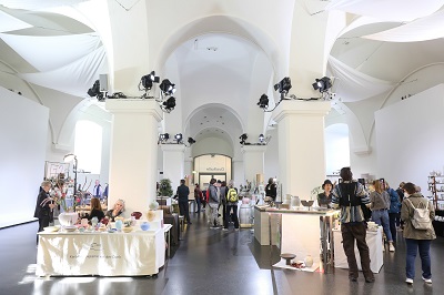 Aussteller und Besucher beim POTS und BLITZ Designmarkt im MuseumsQuartier