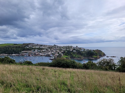 Blick auf Polruan, Boote in der Bucht und offenes Meer von Fowey aus