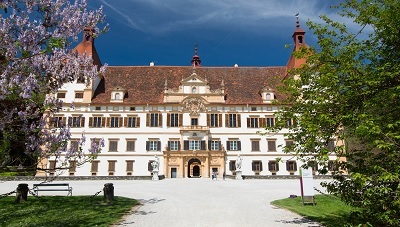 Das Schloss Eggenberg in Graz von vorne