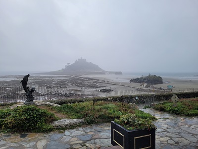 Nebelverhangene Burg auf einer Insel