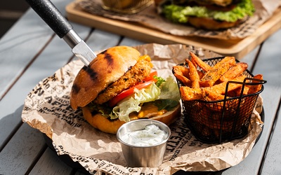 Burger mit Fries am Tisch im Schanigarten von The Lark