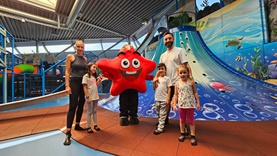 Familie in der Playworld mit Maskottchen Seebi