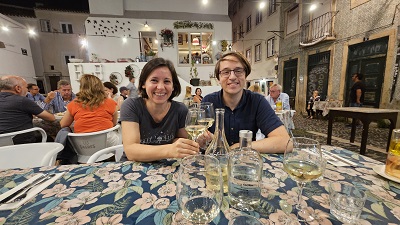 Pärchen stößt mit Wein an bei Maria da Mouraria Casa de Fados in Alfama in Lissabon, ein Top-Essenstipp