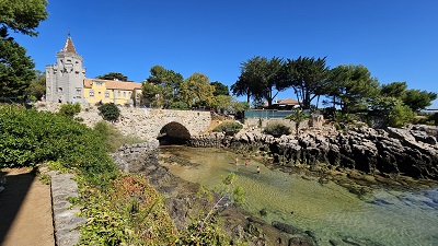 Schöne Bucht mit Brücke in Cascais