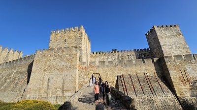 Touristen vor dem Castelo de Sao Jorge beim Festungseingang