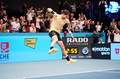 Dominic Thiem springt beim Tennisturnier in der Stadthalle vor Freude in die Luft