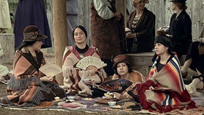 Lily Gladstone als Mollie Burkhart beim Picknick mit ihren Schwestern.