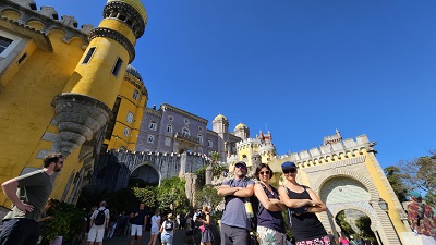 Die Helden der Freizeit vor dem Palácio Nacional da Pena in Sintra