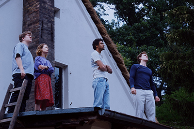 Thomas Schubert als Leon, Paula Beer als Nadja, Langston Uibel als Felix und Enno Trebs als Devid beobachten am Dach die Feuer.