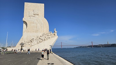Das Padrao dos Descobrimentos vor der roten Brücke in Lissabon