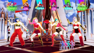 Just Dance Level. Vier weiblichgelesene Figuren Tanzen auf einer Plattform. Oben ist eine Punkteanzeige, unten die Vorgaben zum Tanzen.