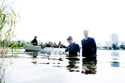 Wiener Blond im Wasser im Hintergrund das Salon Orchester in einem Boot