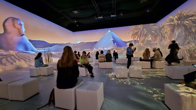 Menschen sitzen in einem Raum mit 360 Grad Projektionen von Ägypten bei der Tutanchamun Ausstellung in Wien