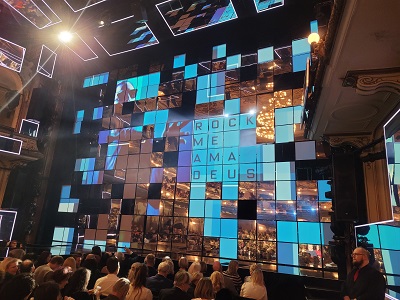In Quadrate unterteilter Bühnenvorhang beim Rock me Amadeus Musical im Wiener Ronacher
