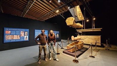 Besucher vor Sarkopharg Nachbildung von Tutanchamun bei der immersiven Ausstellung in Wien