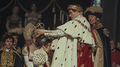 Joaquin Phoenix als Napoleon Bonaparte setzt seiner Frau Josephine, dargestellt von Vanessa Kirby, die Krone auf.