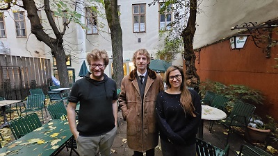 Voodoo Jürgens steht mit den Helden der Freizeit Redakteuren Patrick Meerwald und Susanne Gottlieb im Hof des Café Weidinger
