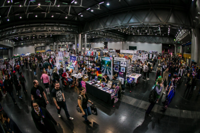 Foto aus der Vogelperspektive auf die Artist Alley auf der Vienna Comic Con.