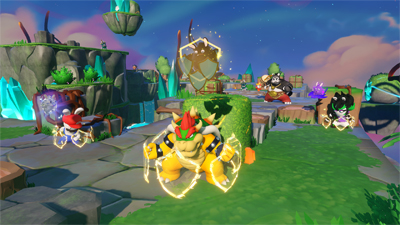 Bowser läuft mit Schutzschild über das Spielfeld