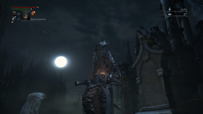 Ein Charakter steht in Yharnam im Mondschein in Bloodbourne