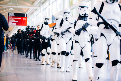 Eine Reihe von Menschen ist als Sturmtruppler aus Star Wars verkleidet.