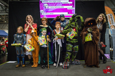 Mehrere Kinder in Kostüm auf einer Bühne.