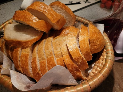 Weißbrotschnitten in Brotkorb