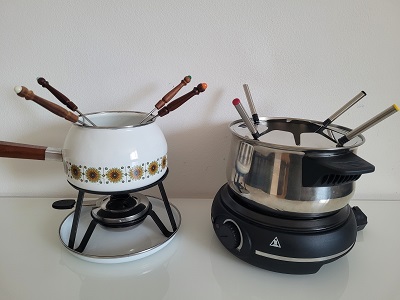 Ein elektrisches und ein traditionelles Fondueset